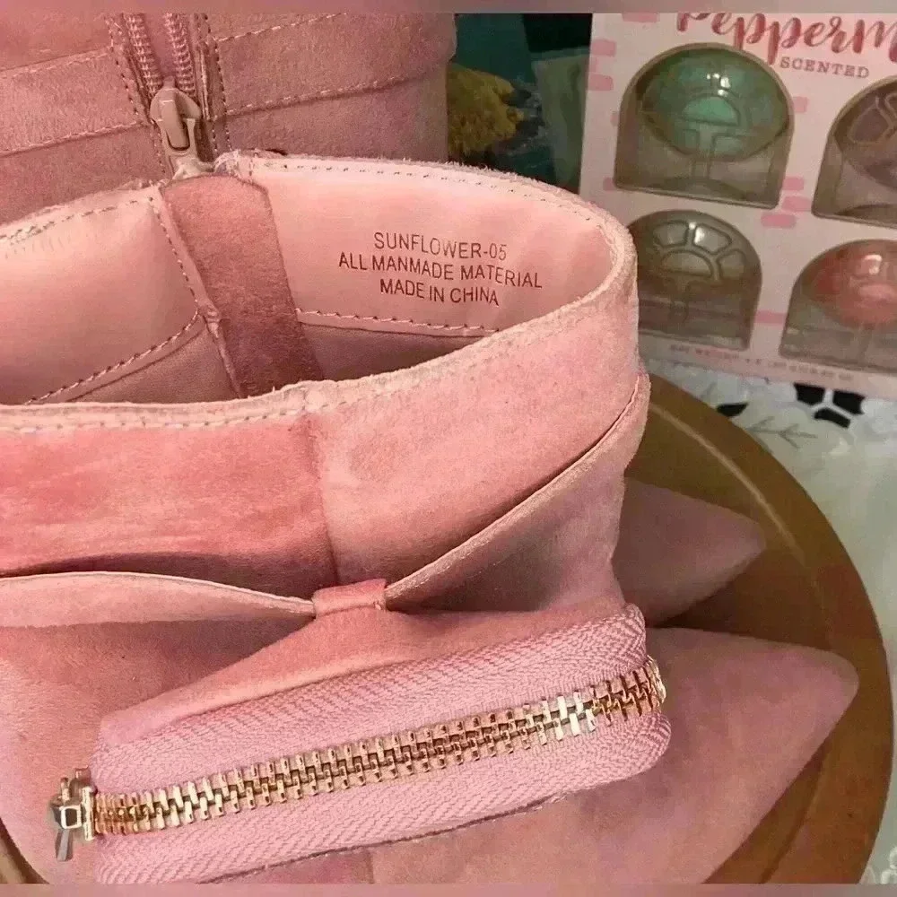 Rouge Helium NWOT Pink high heel booties with little zipper pouch Size 6.5barbie